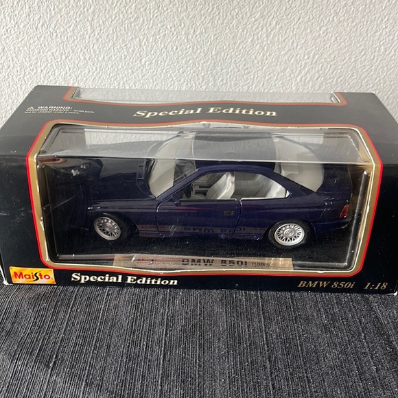 1/18 Maisto bmw 850i diecast model 1990 in blue / purple - Picture 1 of 3